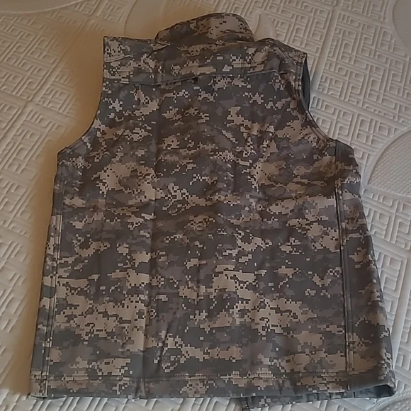 Digital Camouflage Vest - Picture 4 of 5